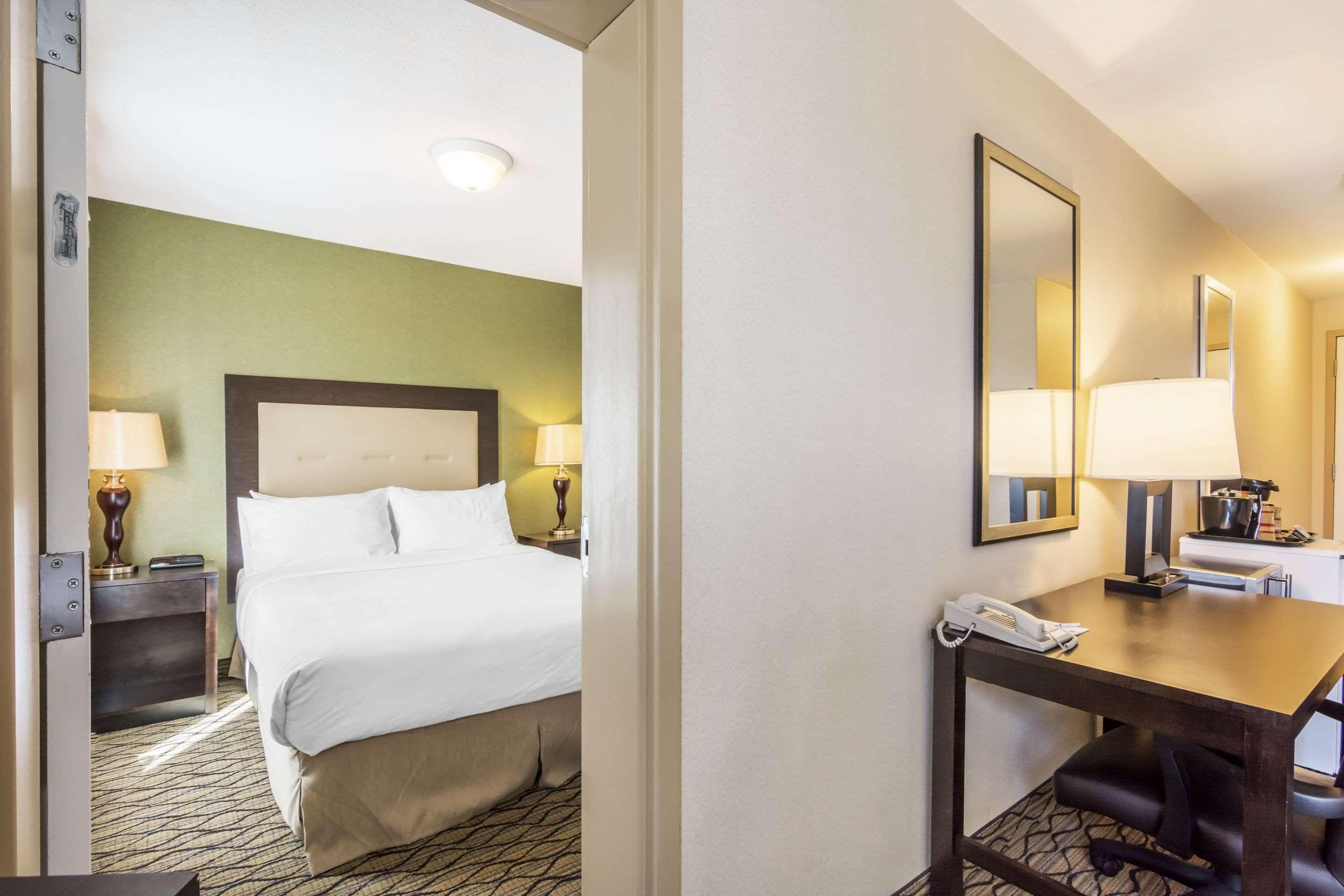 Clarion Hotel & Conference Centre Sherwood Park Buitenkant foto