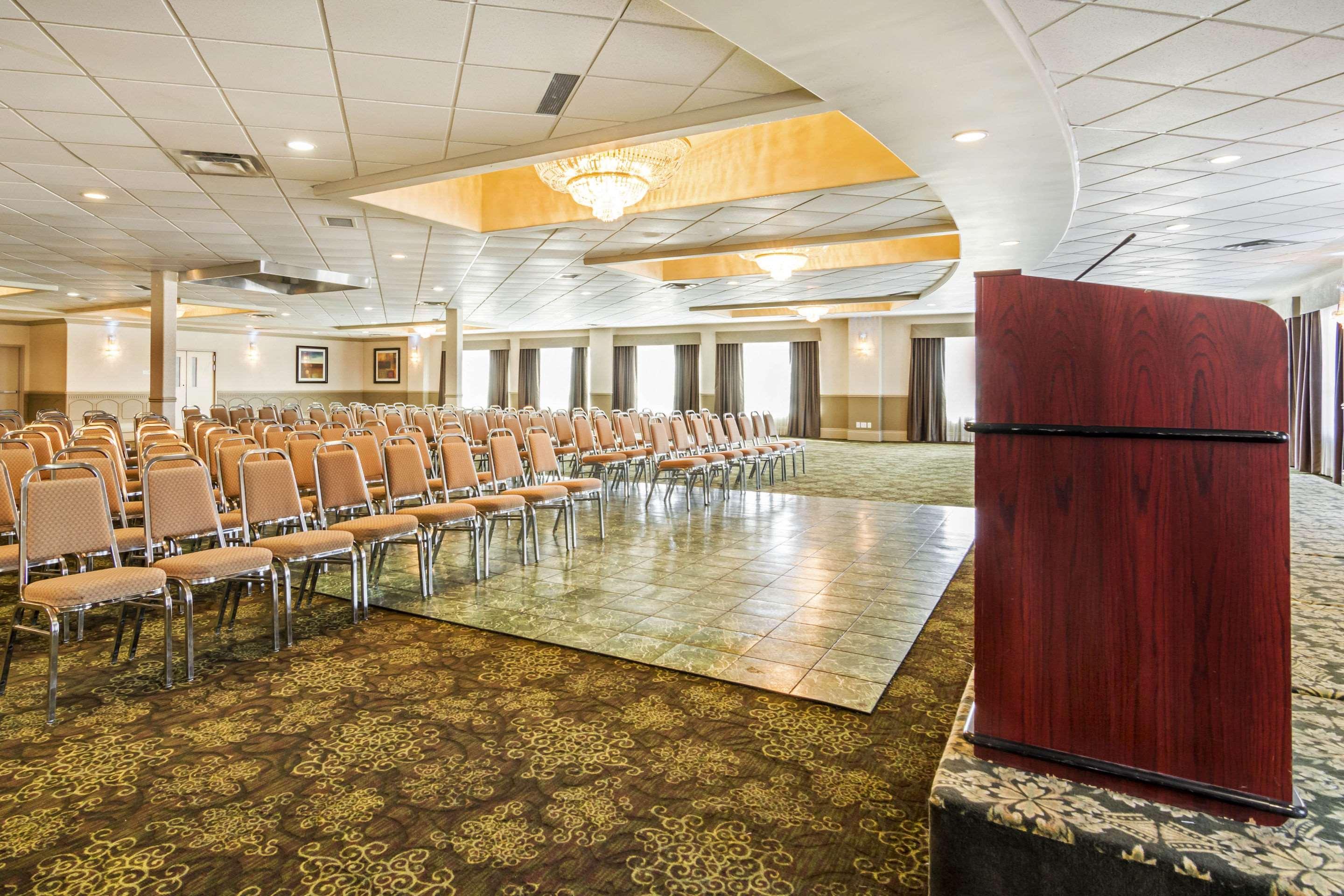 Clarion Hotel & Conference Centre Sherwood Park Buitenkant foto