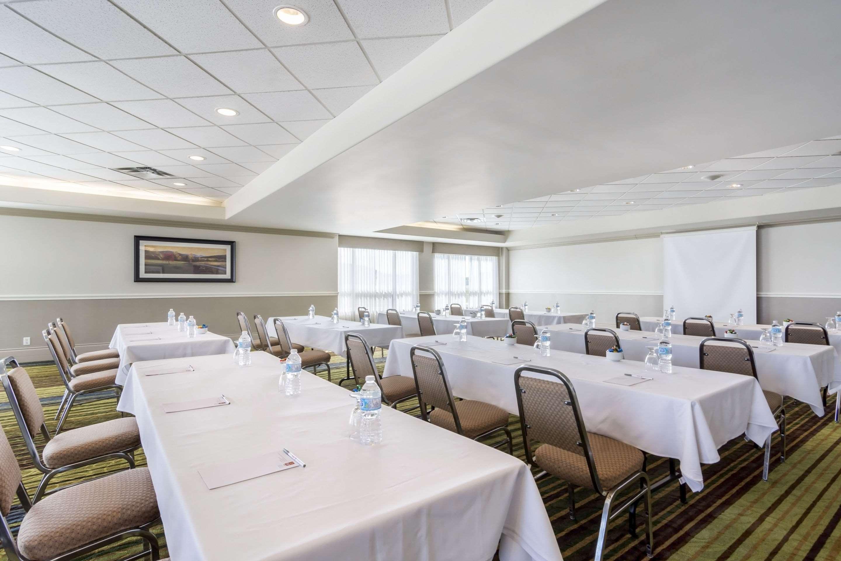 Clarion Hotel & Conference Centre Sherwood Park Buitenkant foto